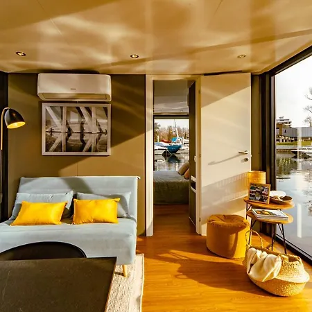 Floating Experience Maggiore - Black Pearl Botel *